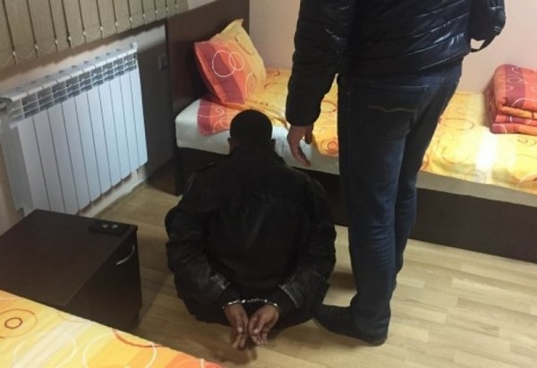 Маскирани ченгета отново нахлуха в студентските общежития на ВХТИ, изкараха с белезници дилъра Росен
