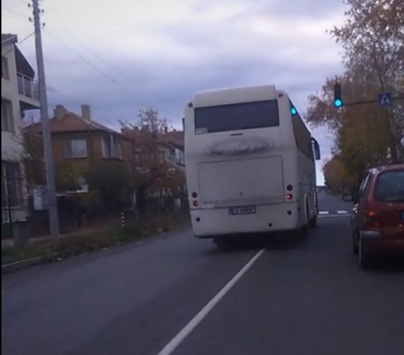 Шофьор на автобус изпреварва непозволено, едва не предизвика катастрофа във Ветрен (ВИДЕО)