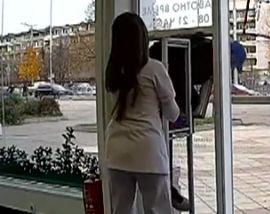 Крадец избяга от аптека през много тесен прозорец