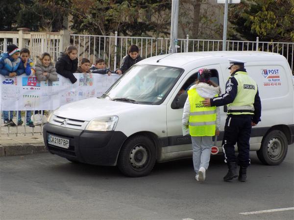 Децата на Поморие проведоха акция по безопасност на движението