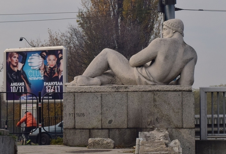 Горещи страсти в Пловдив! Анелия и Емануела мятат изгарящи погледи към речен бог (СНИМКИ)