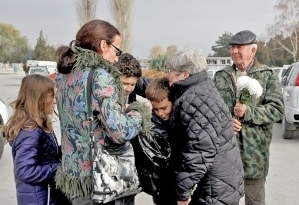 Погребаха Наско в чужд костюм! Синът на боса на "Трайков транс" остави 4 деца без родители