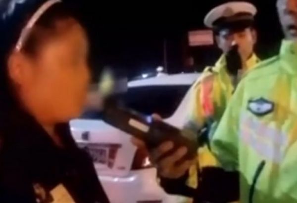 Пияна шофьорка направи стриптийз пред катаджии, за да избегне наказание и глоба (СНИМКИ/ВИДЕО 18+)