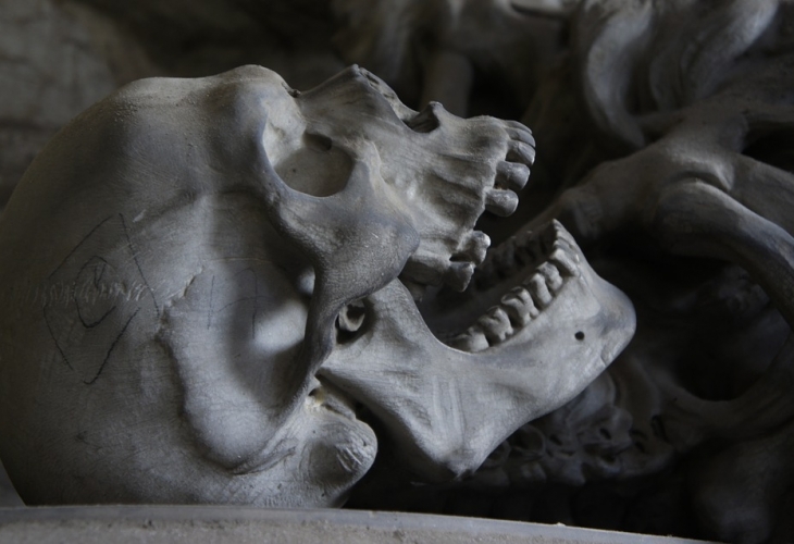 Зловеща находка: Изкопаха скелет в центъра на български град