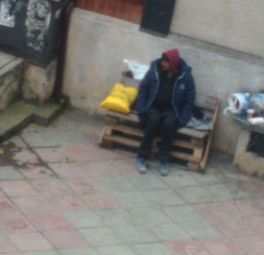 Крастав чужденец спи на пейка пред жилищен блок