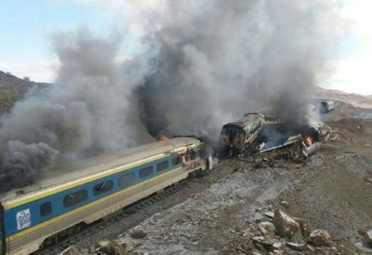 Зверска катастрофа! Два влака се удариха, загиналите са най-малко 36