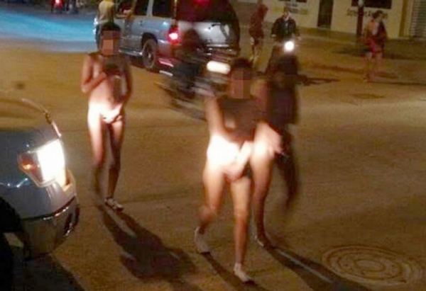 Разходиха набедени за крадли голи из града (СНИМКИ 18+)