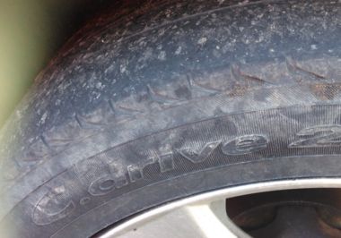 Бургазлия топи служител на КАТ: Още кара с летни гуми