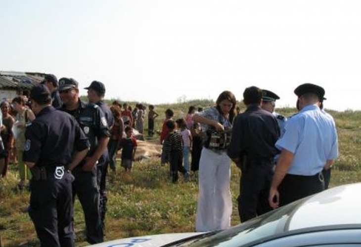 Роми се млатиха с колове в Буковлък, има пострадал полицай