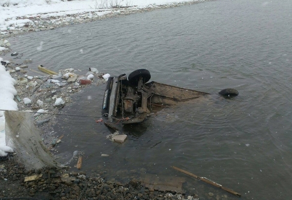 Опасна престъпна банда напълни река с коли от удари (СНИМКИ)