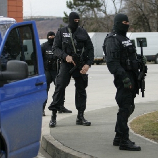 Спецполицаи удариха престъпна група за търговия с оръжие достатъчно за терористичен акт