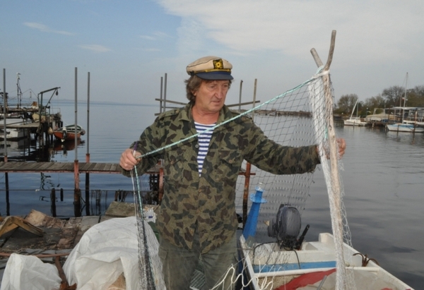Бургаският Сталин показва на света как се плетат рибарски мрежи (СНИМКИ)