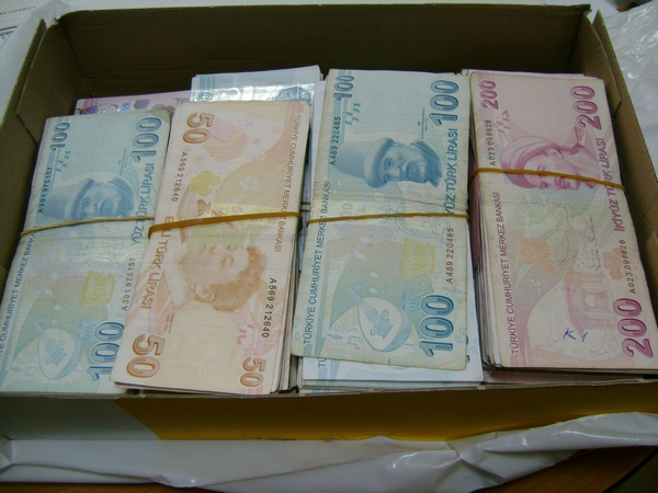 Тарикати опитаха да вкарат с БМВ над 70 бона контрабандна валута през границата с Турция