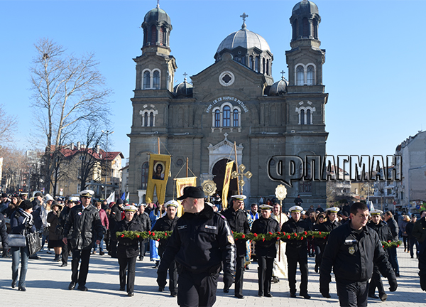 Тържествено литийно шествие тръгна от храма "Св.св.Кирил и Методий", стотици бургазлии се включиха (СНИМКИ)