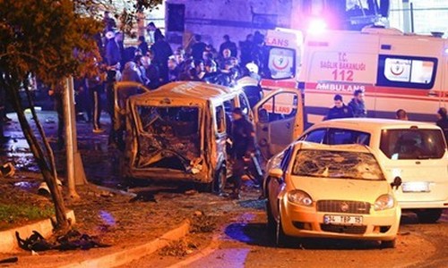 Загиналите в двойния бомбен атентат в Истанбул вече са 44 души, очакват още жертви