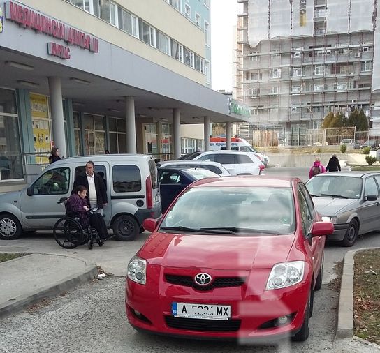 Блондинка паркира колата си пред входа на болницата в Меден рудник