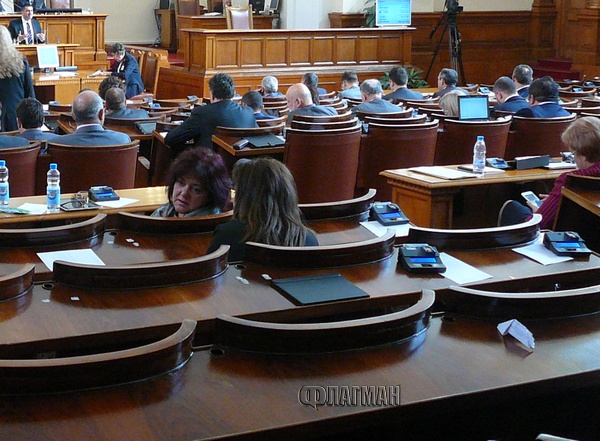 Обрат: Депутатите се отказаха да намаляват партийните субсидии