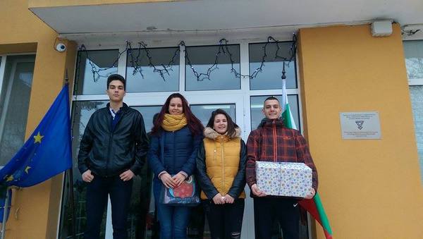 За пример! Ученици от Бургас се отказаха от коледни подаръци, дариха средствата на дом за деца