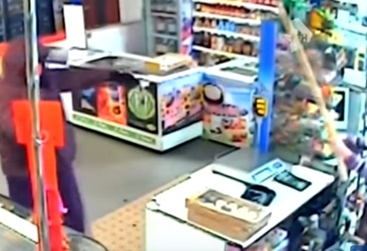 Въоръжен младеж нахлу в магазин и поиска оборота от продавачката. Последствията ще ги помни цял живот! (ВИДЕО)