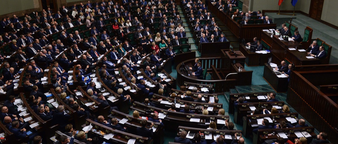 Блокираха управляващите в полския парламент до сутринта