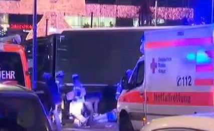 12 са жертвите на камиона-убиец в Берлин, „Ислямска държава“ пое отговорност за атентата (ВИДЕО)