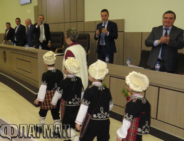 Коледарчета изненадаха общинските съветници, кметът ги снима, Георги Манев влиза в ролята на Дядо Коледа