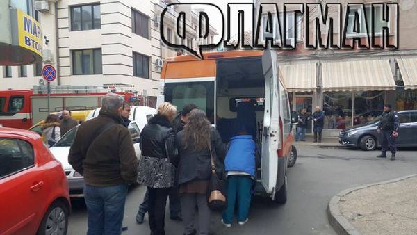 Извънредно! Пожар лумна в офис в центъра на Бургас, линейка откара пострадал (СНИМКИ/ ОБНОВЕНА)