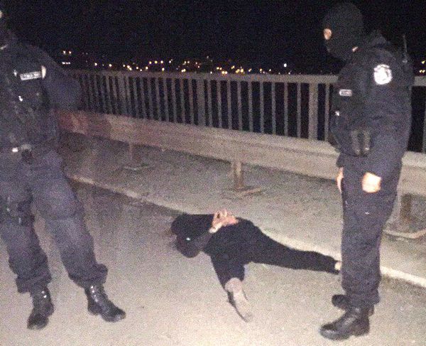 Зрелищен арест в „Меден рудник”: Спецполицаи претарашиха Голф, закопчаха 22-годишен бургазлия с дрога