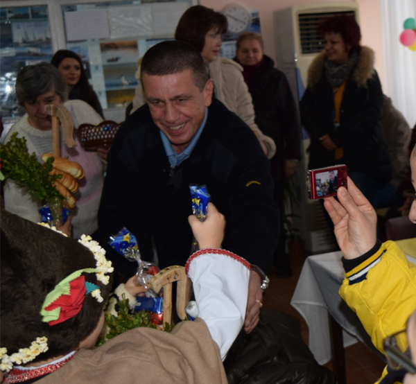 Коледарчета наричаха за здраве и благополучие в „Пристанище Бургас”
