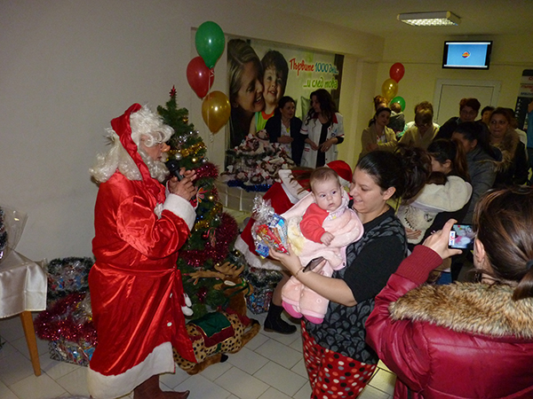 Дядо Коледа и Снежанка зарадваха над 50 деца в УМБАЛ - Бургас