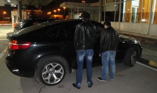 Варненски автоджамбази опитаха да откраднат лъскаво БМВ в ж.к. "Славейков", може да отнесат 10 години затвор