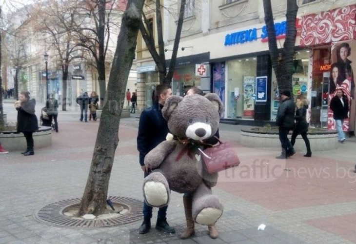 Пловдивчанка онемя при появата на приятеля ѝ навръх Коледа, момчето носеше... (СНИМКИ)