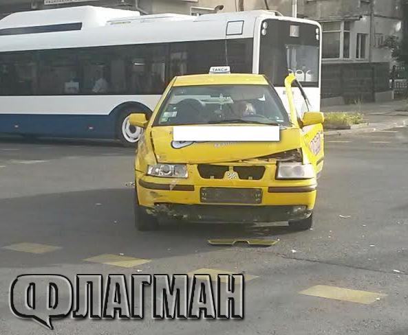Дежавю: Такси и кола се смляха на подземната улица