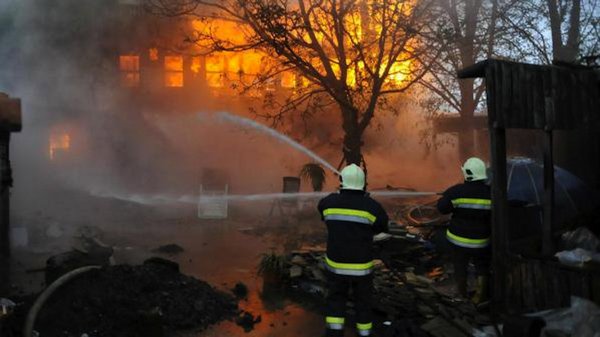 Огнен ад! Къща и училище изгоряха в Бургас