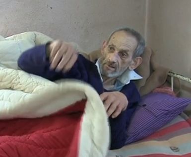 Болен мъж живее в мизерия и чака смъртта, помагат му съседи (ВИДЕО)