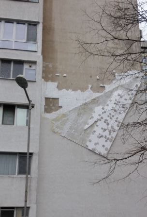 Вятърът откърти изолацията на жилищен блок в „Лазур“(СНИМКА)