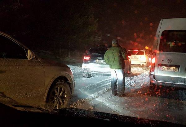 Тарикати задръстиха снегорина край Айтос, образуваха огромна тапа от автомобили