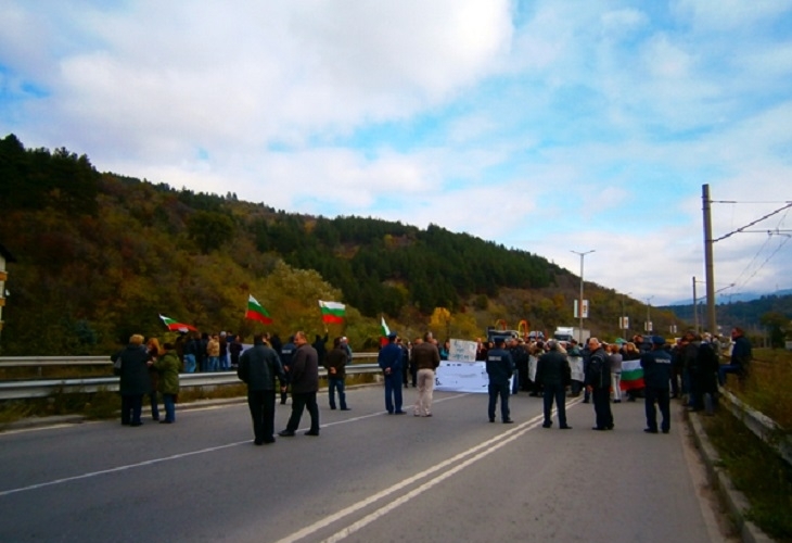Протестиращи блокираха Е79, не пускат никой да премине