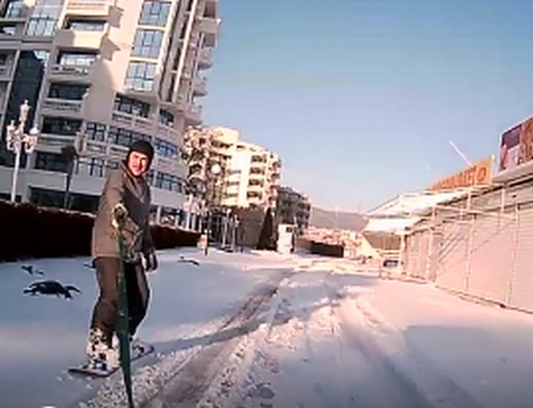 Слънчев бряг вече е зимен курорт, този мъж кара сноуборд по алеите, превърна се в сензация(ВИДЕО)