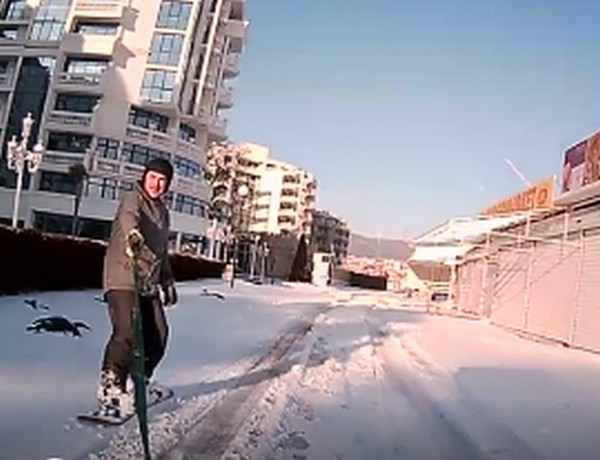 Слънчев бряг вече е зимен курорт, този мъж кара сноуборд по алеите, превърна се в сензация(ВИДЕО)