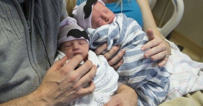 Близнаци се родиха в две различни години