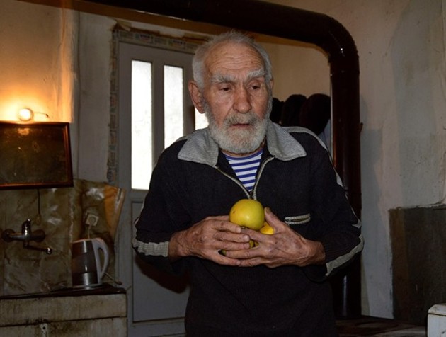90-годишният бай Яни от Синеморец: Ще скачам за кръста, студът не ме притеснява