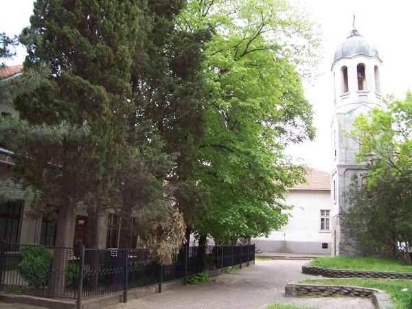 Добрият пример: Бежанец от Koт Д’ивoap стана клисар в българска църква