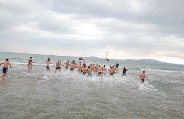Смелчаци ще скачат в студените морски води на Богоявление в Свети Влас
