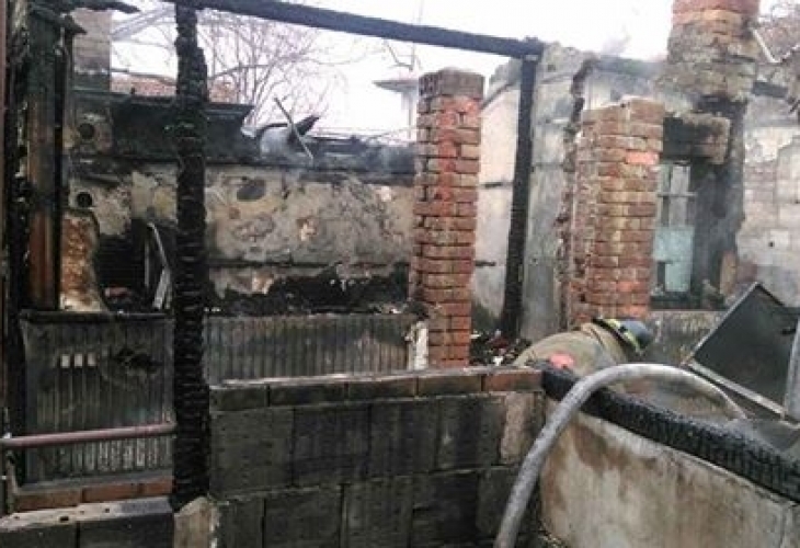 Семейство с близнаци остана без покрив заради пожар