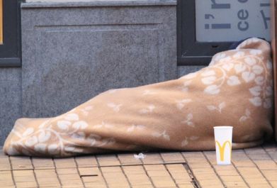Бездомник спи в центъра на София