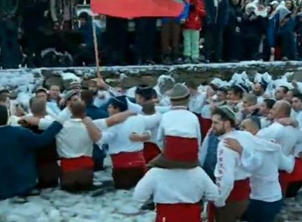 Стотици българи играха мъжко хоро в ледените води на Тунджа (ВИДЕО)