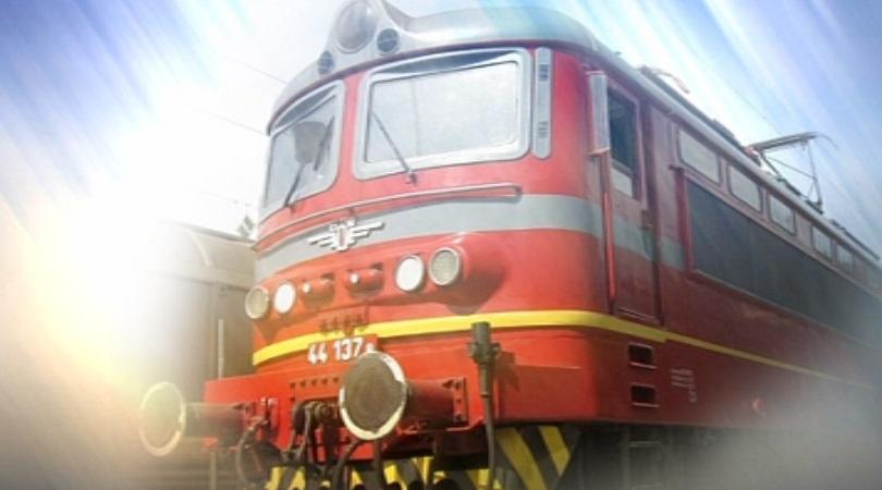 Локомотив аварира на гарата в село Лозарево, пътници блокирани във влака Варна - Пловдив