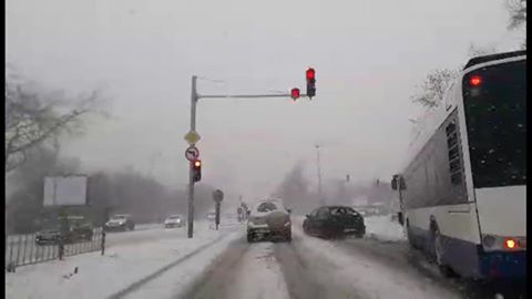 Вижте зрелищната катастрофа между градски автобус и кола в Бургас