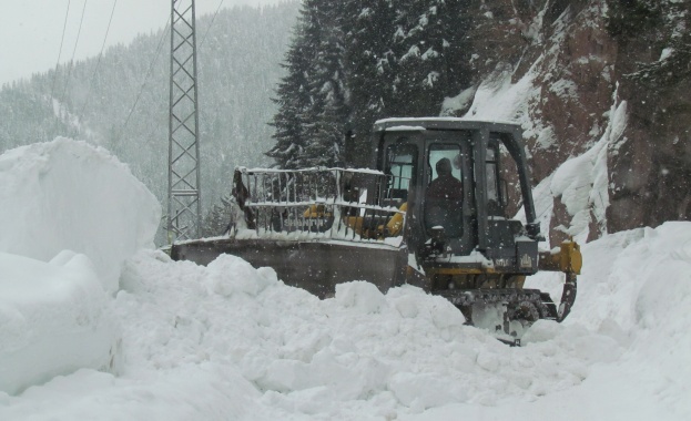 Кошмар в Бургаска област! Дори снегорините губят пътя,видимостта на пътя Бургас-Карнобат е нулева